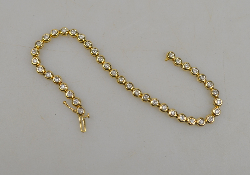 14ct yellow gold diamond set tennis bracelet, 19 cm long Condition Report Some diamonds showing