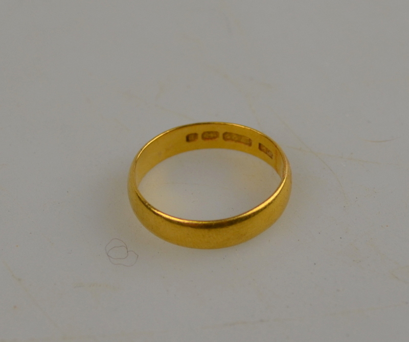 22ct yellow gold wedding band approx 4g, size R