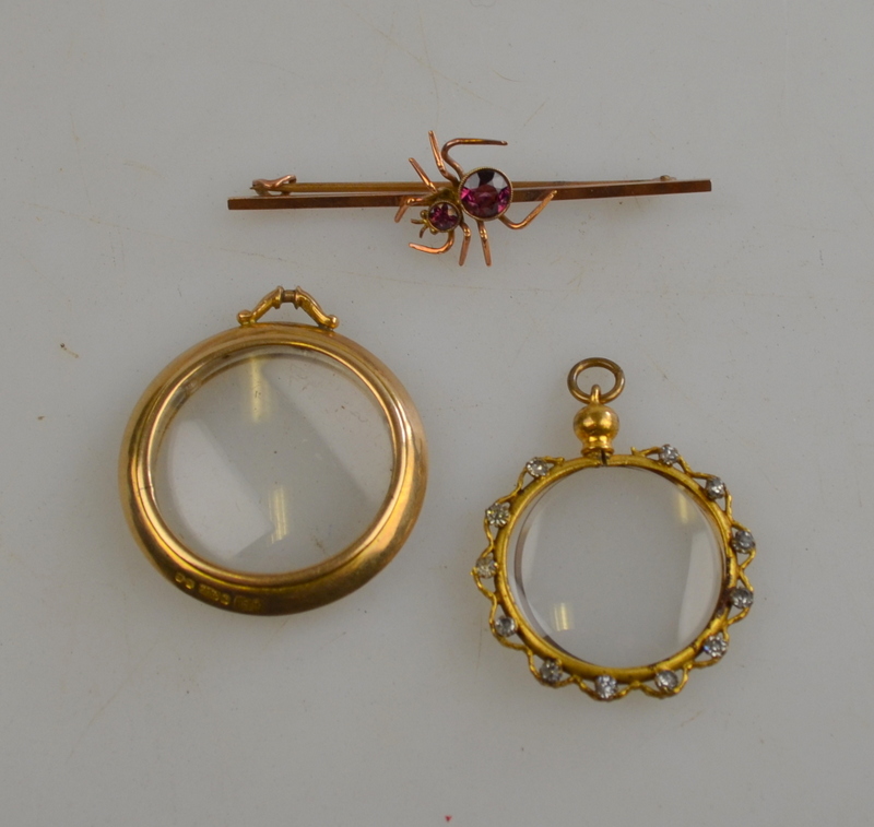 Bar brooch of garnet-set spider stamped 9ct to/w yellow metal spectacle style 9ct yellow gold locket