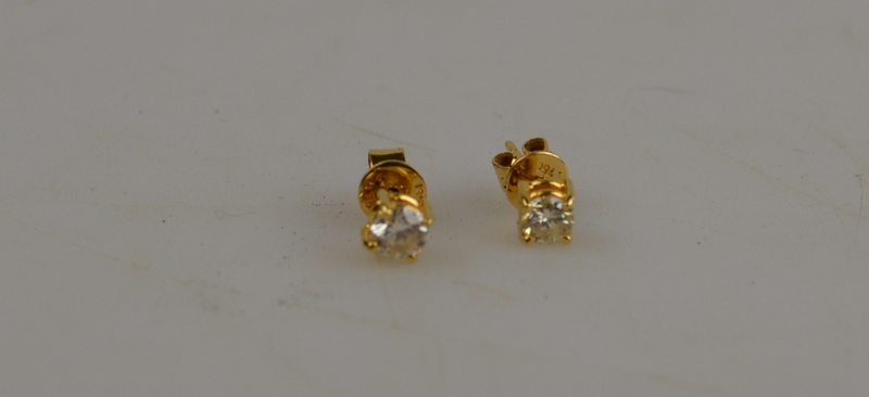 Pair of diamond stud earrings in yellow gold four claw settings for pierced ears, approx 0.20 carats