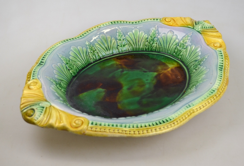 Two Victorian majolica oval dishes decorated with mottled green and brown centres, 36 x 26.5 cm (