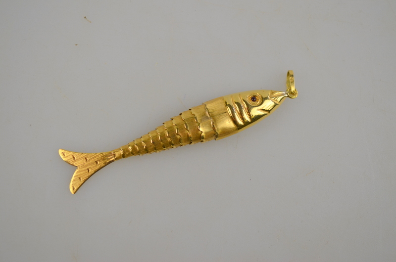 Yellow metal articulated fish pendant having garnet-set eyes, hanger-stamped 18k, approx 5 g