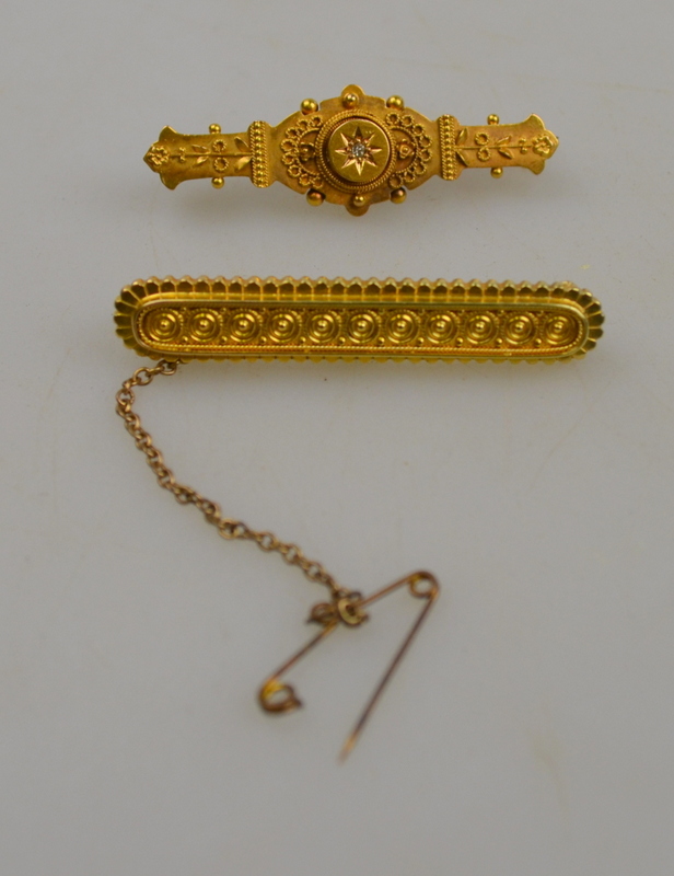 Yellow gold Etruscan style bar brooch having metal pin and safety chain to/w 15ct yellow gold