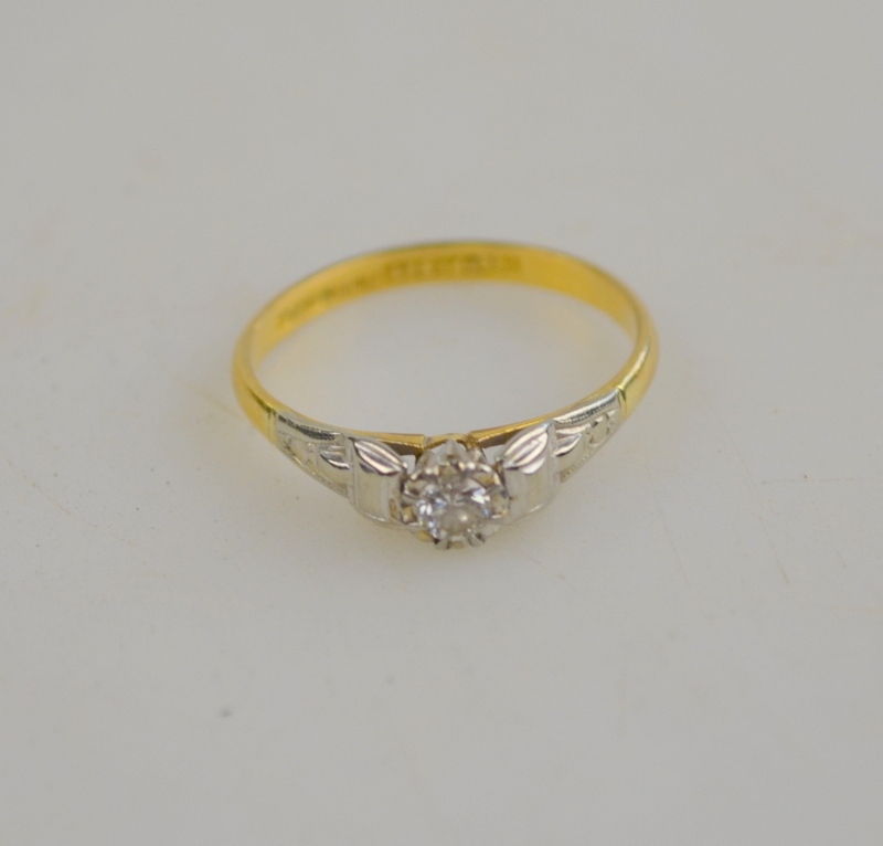 Seven-stone brilliant cut diamond cluster ring, white gold and platinum claw setting, centre stone