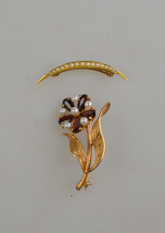 9ct yellow gold flower style brooch having garnet and cultured pearl petals, to/w open crescent