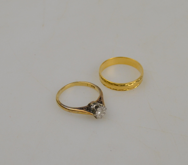 9ct yellow gold illusion set single stone diamond ring to/w 18ct yellow gold wedding band with