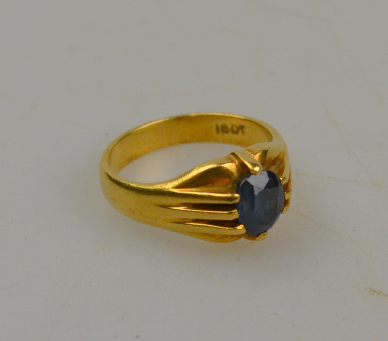 Oval single stone sapphire ring, 18ct yellow gold claw setting, size K Condition Report Slight