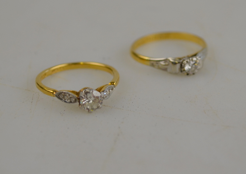 Single stone diamond ring, 18ct yellow gold and platinum claw set having three small diamonds on