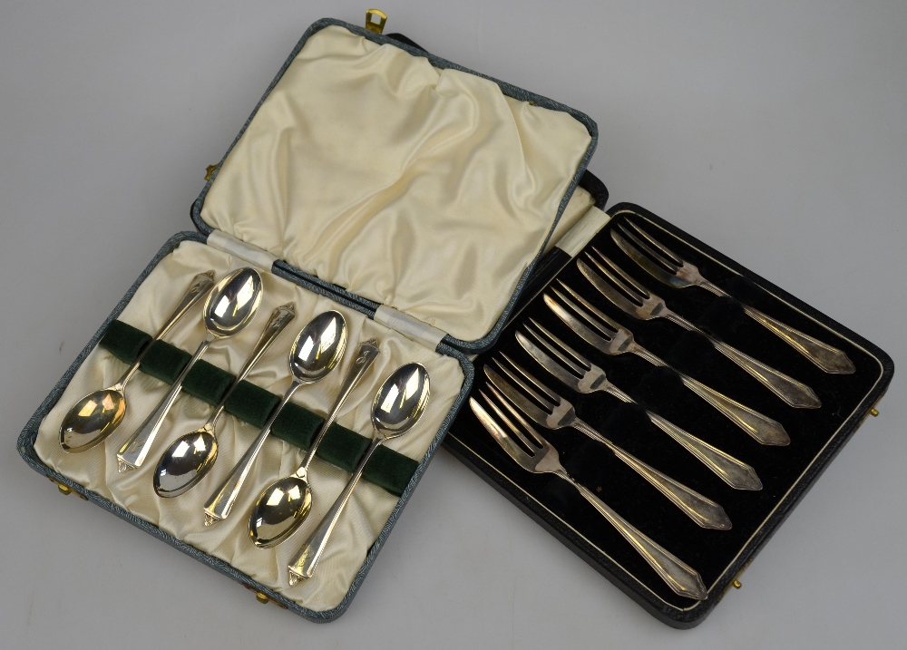 A cased set of six silver coffee spoons, Birmingham 1957, to/w a case of six pastry forks,