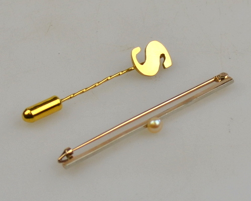 White and yellow gold bar brooch with small pearl in centre, to/w initial S