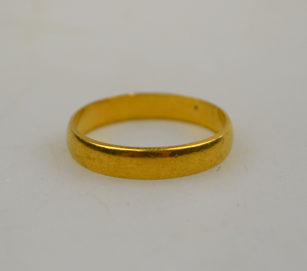 22ct yellow gold D-shaped wedding band, approx 3.8g, size R and 1/2