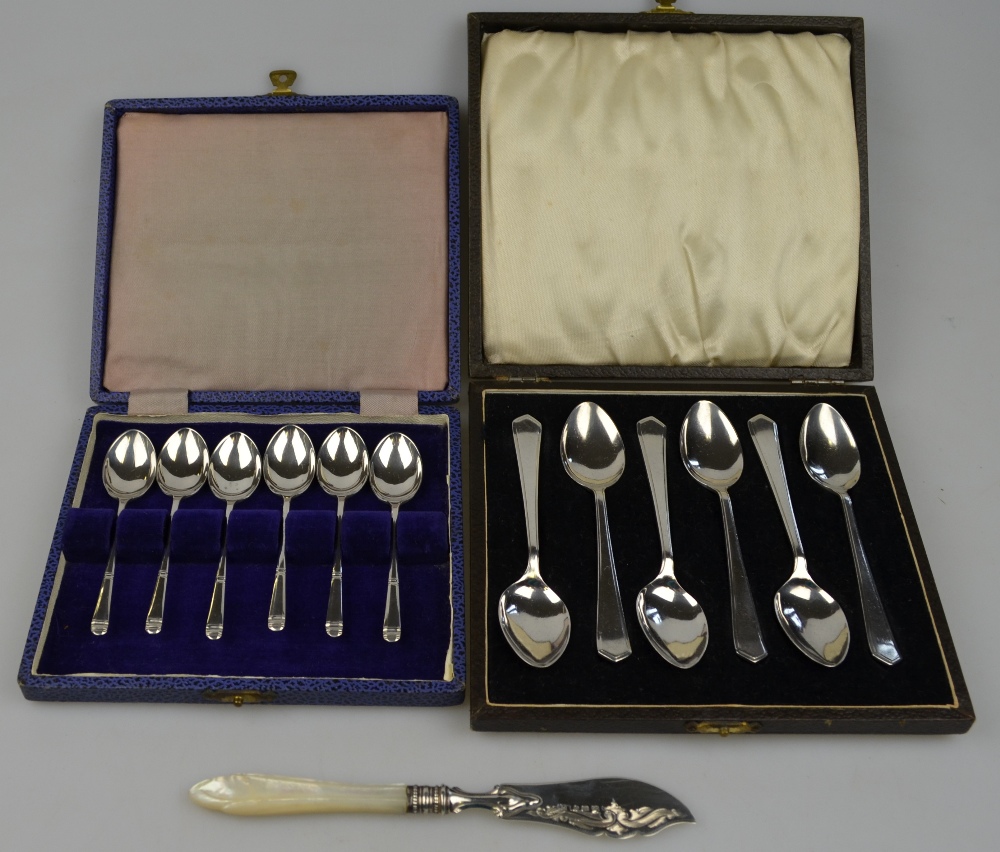 A cased set of silver teaspoons, Sheffield 1945, to/w a cased set of coffee spoons, Sheffield 1948