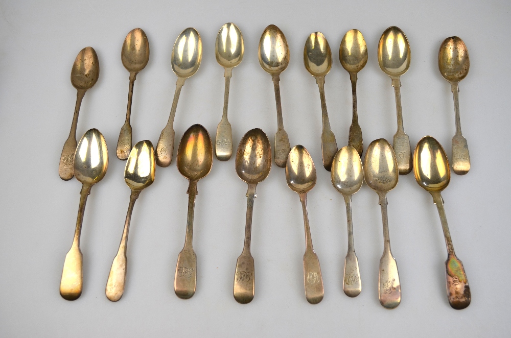 Sixteen various Georgian and Victorian silver fiddle pattern teaspoons, 10.5 oz