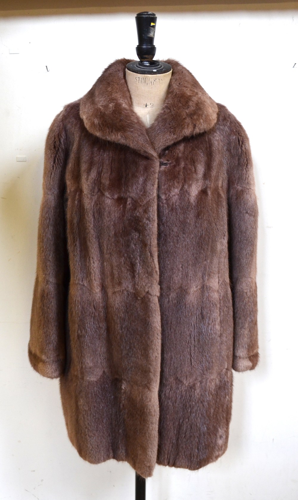 Lady's musquash fur coat, 56 cm across chest Condition Report Good worn condition - small hole under