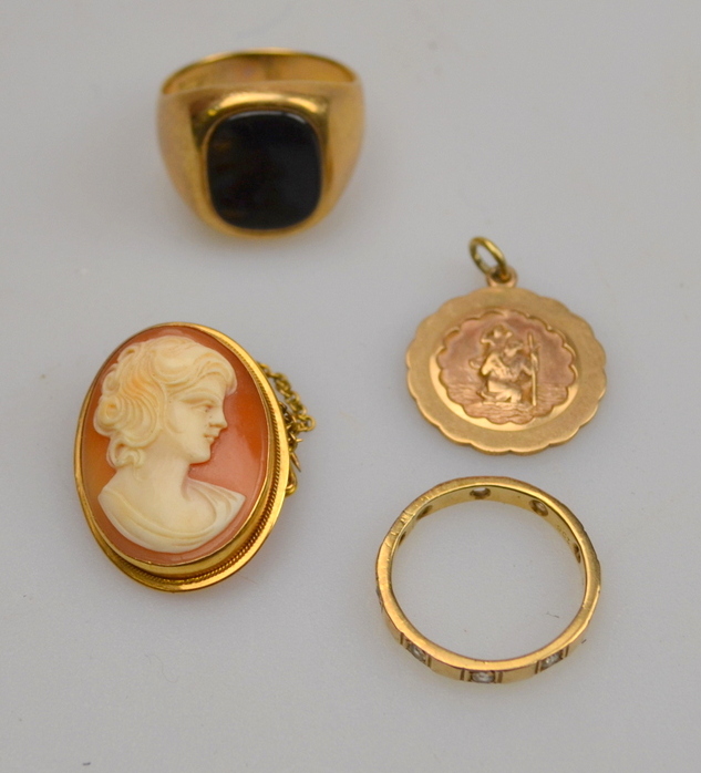 9ct yellow gold onyx set signet ring, 9ct St Christopher to/w shell cameo brooch stamped 750 and