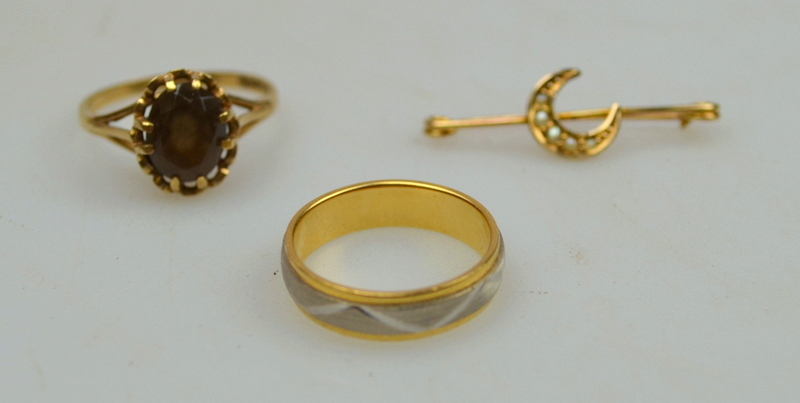 Yellow and white metal ring, size H, stamped 750, approx 5g to/w 9ct garnet set ring and safety