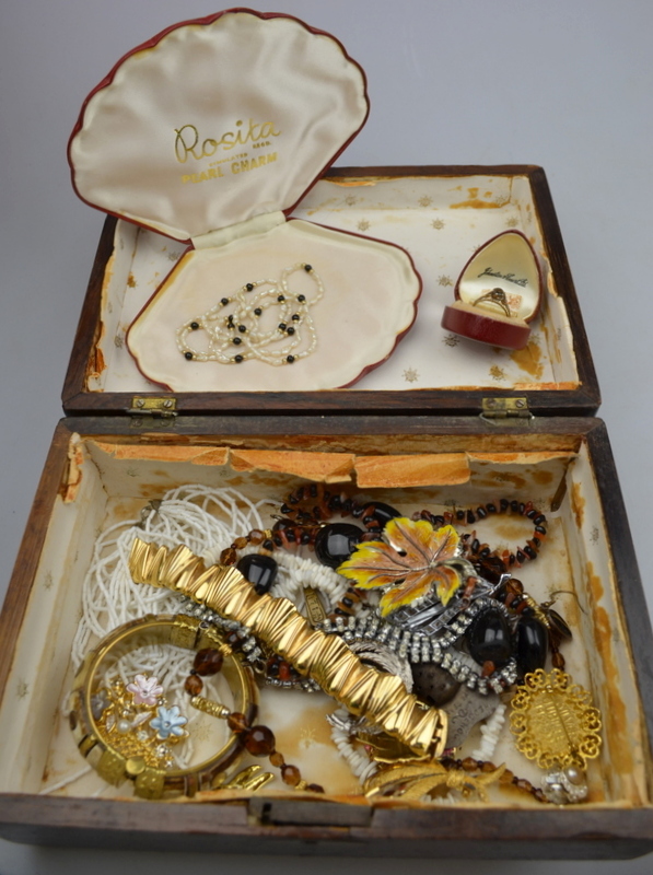 Collection of vintage jewellery including paste set brooches, paste set necklace, earrings,