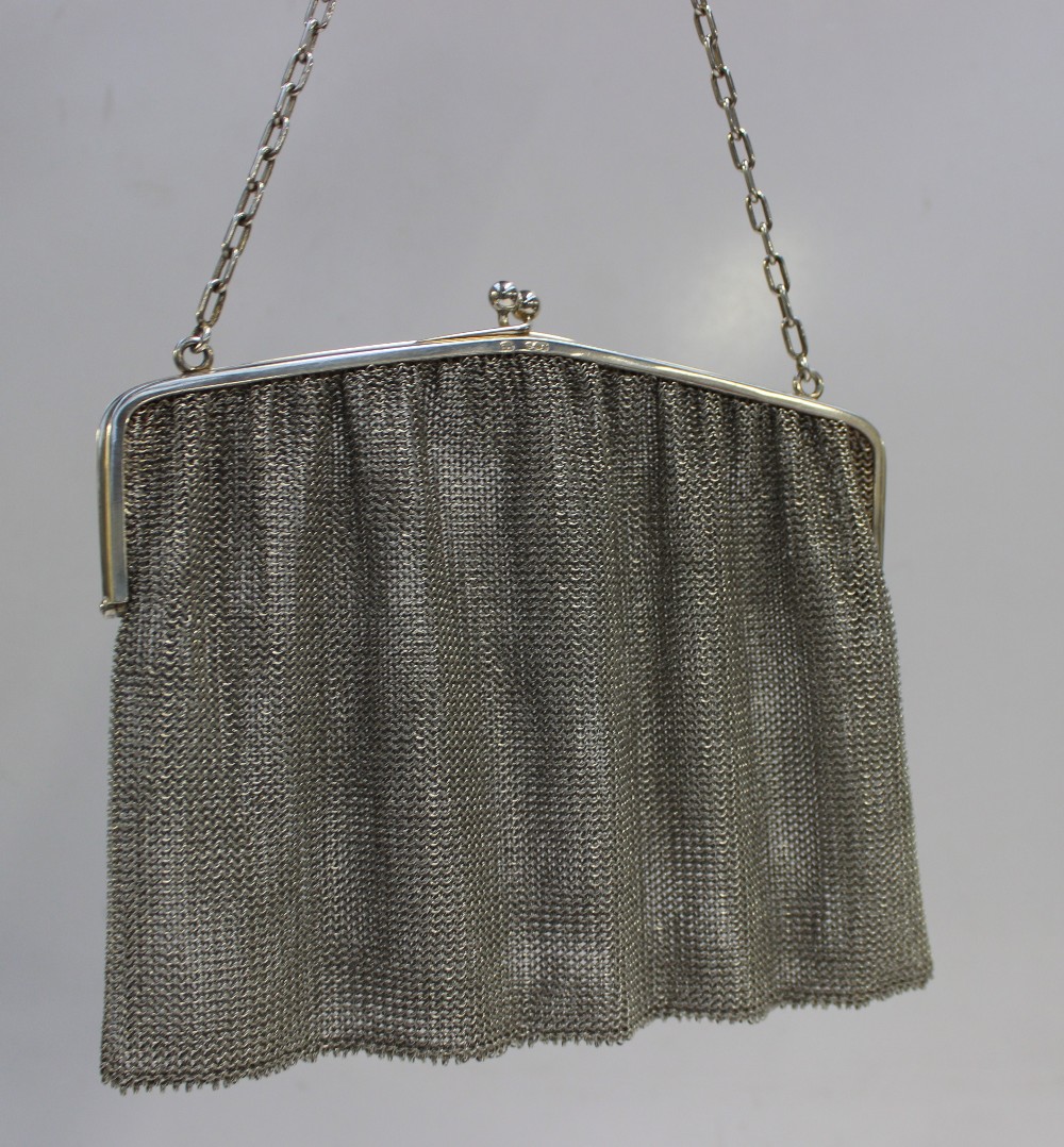 A George V silver mesh purse on an oval link chain, import marks for 1918, approximately 296 grams
