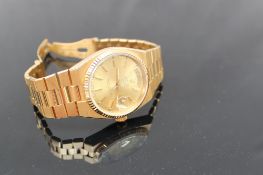 A gentleman`s 18ct yellow gold wristwatch, the yellow metal dial with batons, day and date