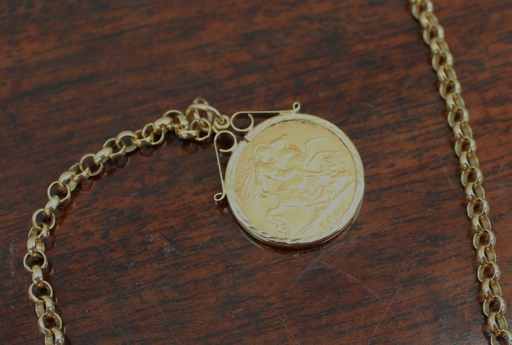 An Edward VII gold half sovereign dated 1909 in a 9ct gold slip mount on a 9ct yellow gold chain,