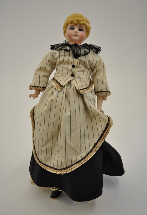 Late 19th/early 20th Century bisque shoulder head doll with no markings. Soft-filled body with