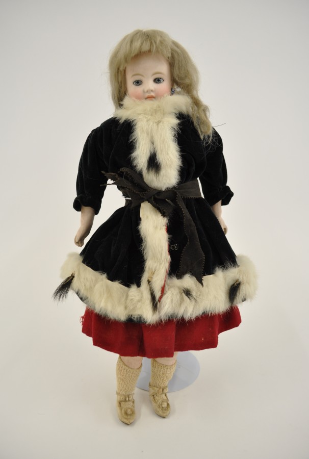 Late 19th/early 20th Century bisque shoulder head doll with no markings. Soft-filled body with