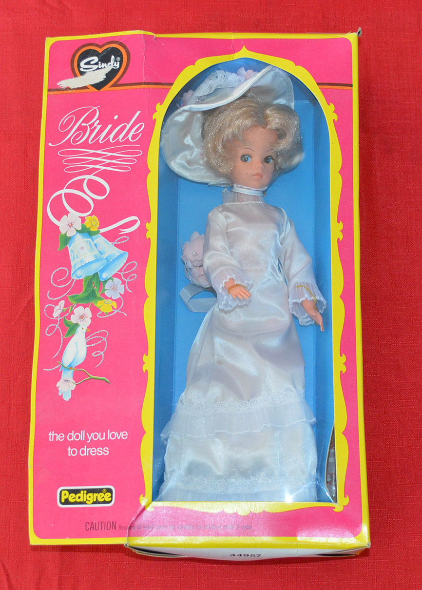 Pedigree Sindy 44957 Bride, with short bubble-cut blonde hair, wearing wedding dress, hat, shoes and