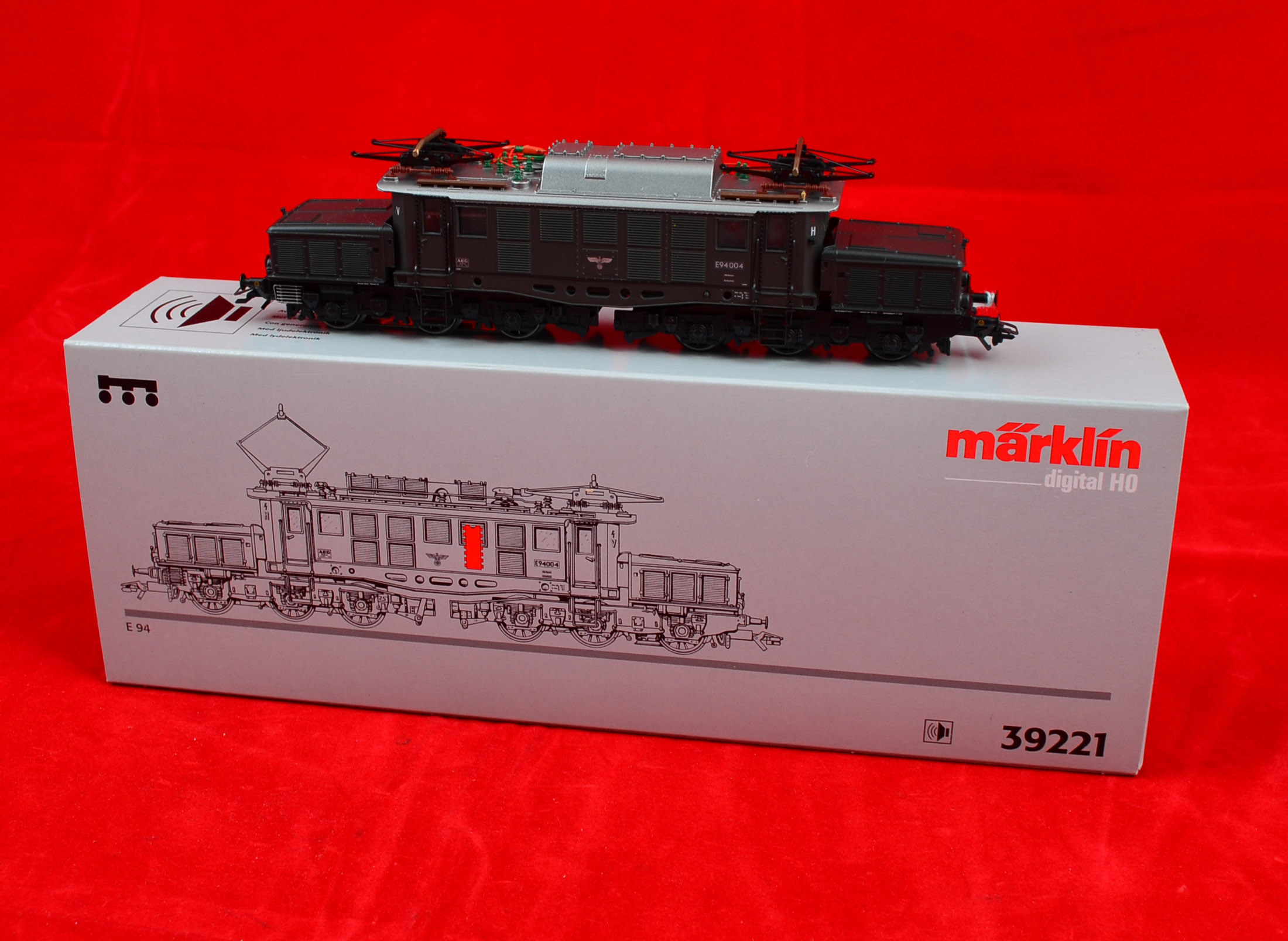 HO gauge, 3-rail Marklin 39221 (digital) OB green Class E94 electric locomotive `E94004` with