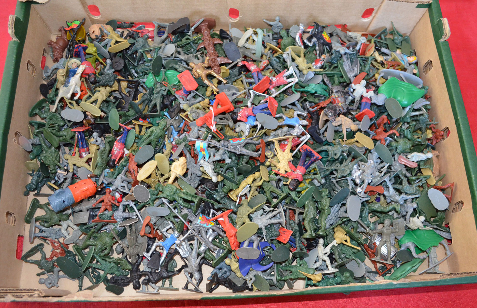 Good quantity of loose plastic military figures.