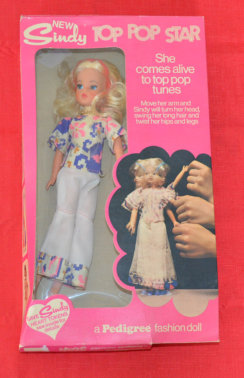 Pedigree Sindy S651 Top Pop Star, blonde Sindy wears flaired trousers, matching top and medallion