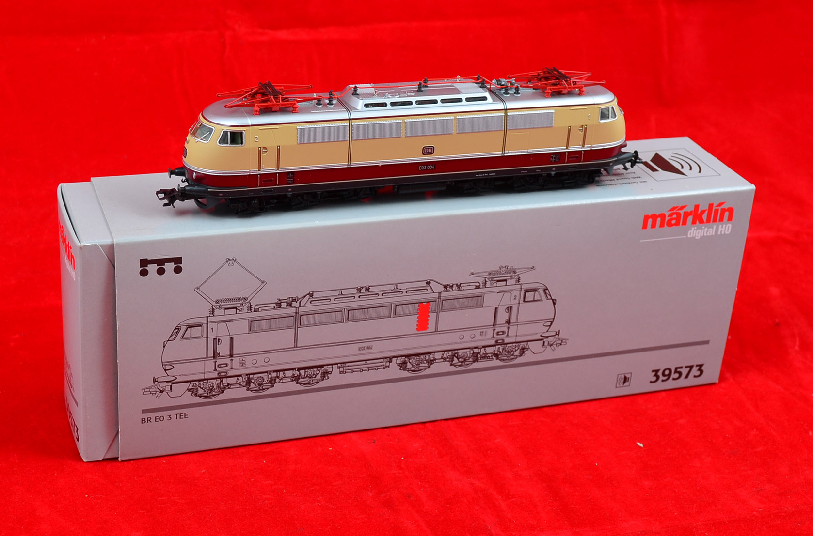 HO gauge, 3-rail Marklin 39573 (digital) DB cream/red Co-Co electric locomotive `E03 004` with