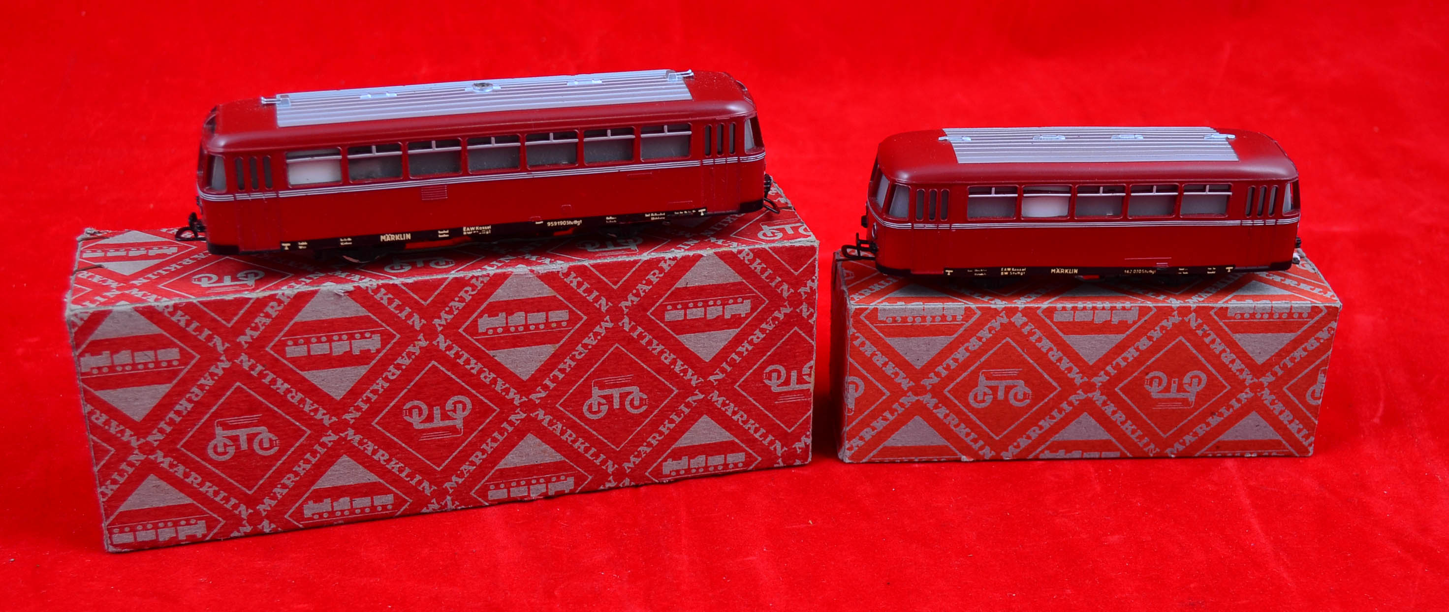 HO gauge, two Marklin 3-rail railcars: consists of 3016 DB 800 Schienenbus; 4018 800B Beiwagen. Both