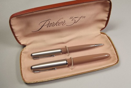PARKER 51
A Parker 51 pen & pencil set in cocoa & stainless steel. Original case.