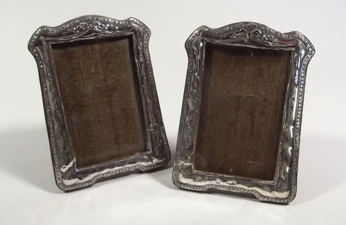 PHOTOGRAPH FRAMES
A pair of 1920's silver mounted photograph frames. 17 x 12cm.