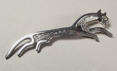 SILVER BROOCH
A silver brooch in the form of the Uffington White Horse. Length 7cm.