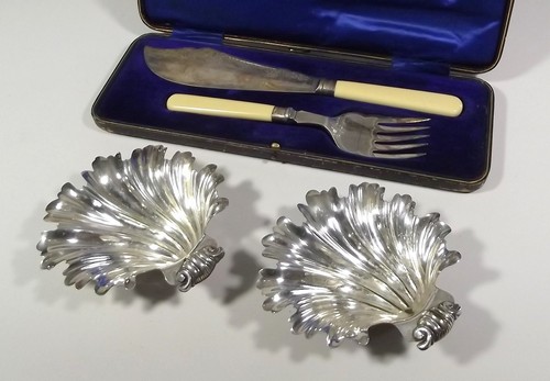 FISH SERVERS ETC.
A pair of silver mounted, EPNS fish servers in fitted case & two shell-shaped