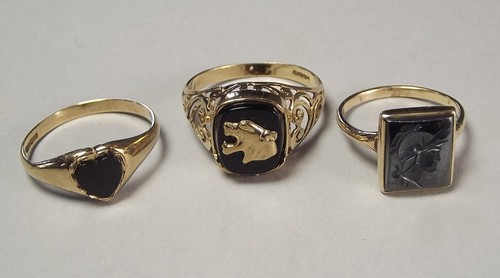 SIGNET RINGS
Two 9ct. gold signet rings & an intaglio-carved haematite ring.