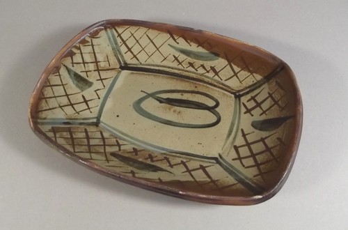 WENFORD BRIDGE
A Wenford Bridge Pottery rectangular dish. Impressed pottery mark. 35 x 27cm.