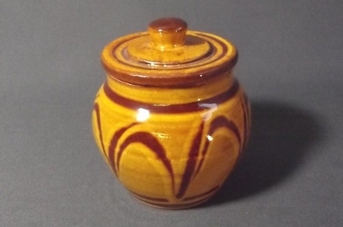 CLIVE BOWEN
A Clive Bowen slipware lidded jar. Height 11 cms.