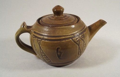 JANE HEROLD
A Wenford Bridge one-cup teapot by Jane Herold. Impressed pottery & personal marks.