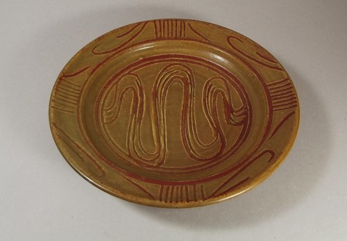 STUDIO POTTERY DISH
A stoneware, sgraffito decorated dish. Unmarked. Diameter 32 cms.