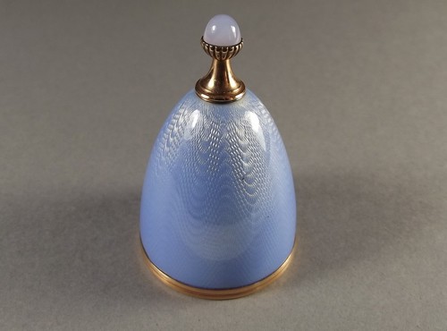 RUSSIAN GUM POT (FABERGE)
A Russian silver gilt gum pot by Henrik Wigstrom, enamelled in translucent