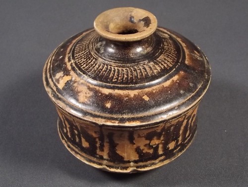 CAMBODIAN POTTERY
A Cambodian Angkor period stoneware pot with sgrafitto decoration.