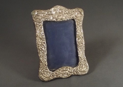SILVER PHOTOGRAPH FRAME
A silver mounted shaped photograph frame.