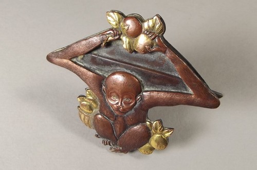 JAPANESE MENU HOLDER
A Japanese mixed metals crouching monkey menu holder. Width 2 1/2 ins.