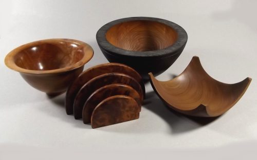 TURNED WOODEN BOWLS ETC.
A turned & stained ash bowl, two other bowls & a burr wood letter rack.