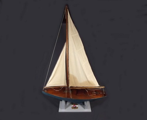 EDWARDIAN POND YACHT
An Edwardian blue painted pond yacht with single mast, linen sails & rigging,