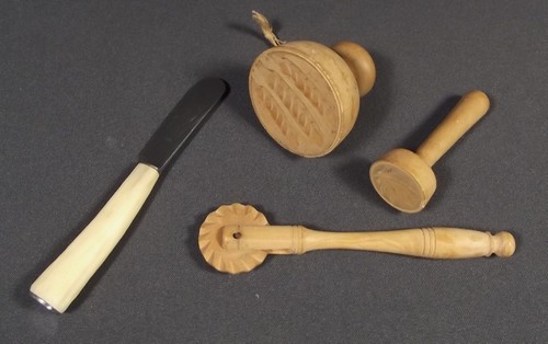 BUTTER STAMPS ETC.
Two small whitewood butter stamps, a turned pastry tool & a small butter knife.