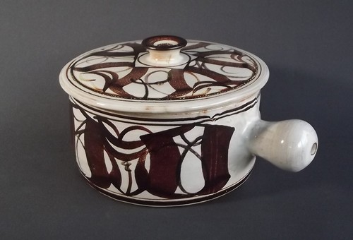 ALDERMASTON POTTERY
An Aldermaston Pottery two-pint lidded casserole by Miranda Thomas. Diameter 7