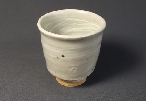 KENNETH QUICK LEACH POTTERY
A Leach Pottery hakeme brushwork yunomi by Kenneth Quick. Faint